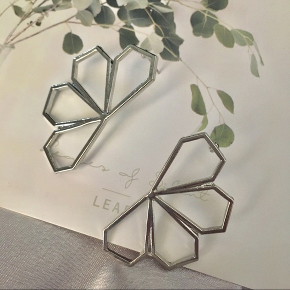 Chic Outlined Half Flower Silver Earrings - Picture 8 of 8